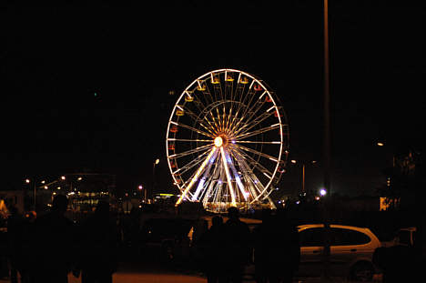Det tivoli der er opstillet på Le Mans køre med fuld blus på lamperne om natten.
